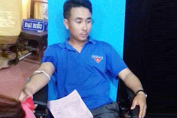 Nguyễn Quang Công tham gia hiến máu nhân đạo
