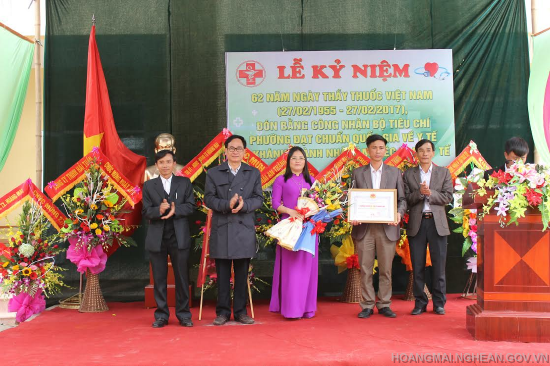 Trao Bằng công nhận đạt chuẩn quốc gia về y tế cho phường Quỳnh Dị