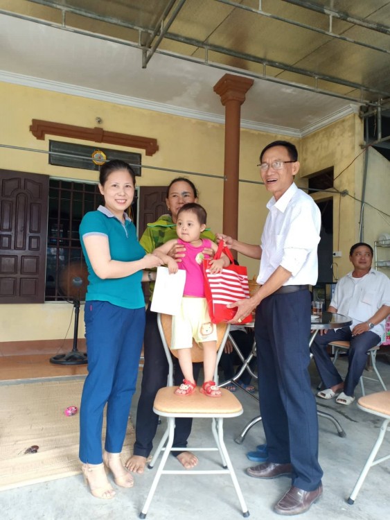Quỳnh Dị: Tặng quà Trung thu cho trẻ em khuyết tật